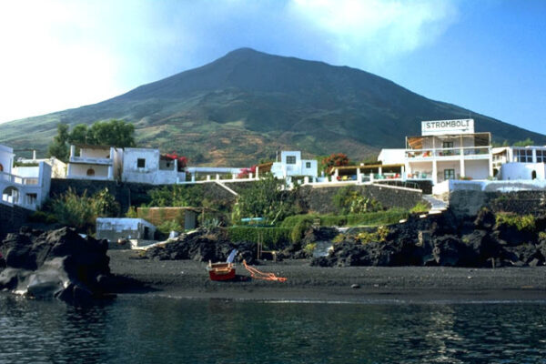 Stromboli-dal-mare-700x488