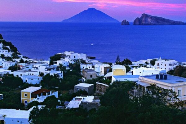 landscape-1502291642-panarea-vita-notturna