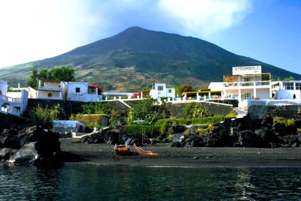 Stromboli-dal-mare-700x488