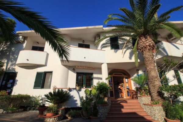 Camere-hotel-a-40-mt-esterno-facciata-e1486407077930-1024x683